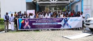 Photo de famille avec les trente jeunes ambassadeurs de la lutte contre les cancers identifiés dans les universités et institutions du Pays