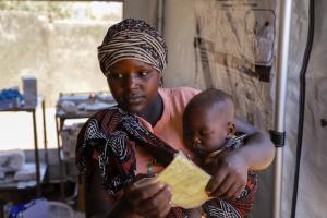 Zinha Mantel e seu filho tiveram atendimento na tenda montada pela OMS em Mecufi. Foto: Tiago Zenero/WHO Mozambique.