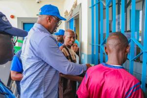 Le Représentant de l'OMS visitant le guichet CMU du CHR de Yamoussoukro