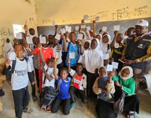 Des enfants exhibant leurs cartes de vaccination