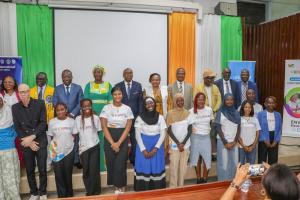 Photo de famille avec les officiels