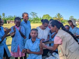 Séance de vaccination de jeunes filles en milieu scolaire
