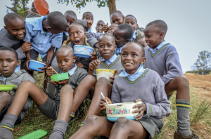 School children eating lunch