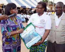 04 Le district sanitaire de Tiassale a recu un don de moustiquaires impregnees qui seront utilisees sur les lits des centres de sante du district.