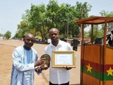 04 prix au district remis par le maire de tenkodogo ouelogo harouna.