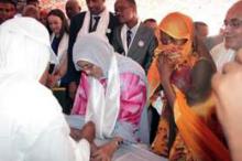05 Mme la Ministre avec l echarpe aidant a l administration du premier vaccin en Mauritanie