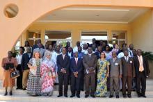 06 Les autorites invitees SG de la sante, Representant OMS, Coordonnateur IST-WA et Pays ONUSIDA, ont pose avec les participants venus de 14 pays francophones d Afrique de l Ouest et du Centre.