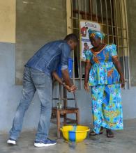 Un dispositif de lavage des mains mis en place à Inongo avec l'appui de l'OMS pour lutter contre le choléra
