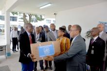 Le Dr MOETI remet officiellement et symboliquement un carton de médicaments au Dr YUMA RAMAZANI, Directeur de cabinet du Ministre de la santé publique. OMS/Eugene Kabambi