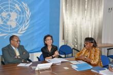 Mme Kim Bolduc, la Coordinatrice Humanitaire (au centre) lors des entretiens avec le Dr Moeti (à droite) en présence du Dr Dah Cheikh, chargé du Bureau (à gauche) au quartier général de la MONUSCO, à Kinshasa. OMS/Eugene Kabambi
