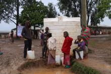 Residents of Gedeb IDP site collect water from the site's water tank