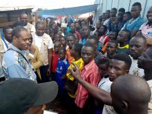 Un jeune habitant de Tchomia demande la parole pour poser une question au Ministre de la santé. OMS/Eugene Kabambi 