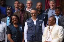 Photo de groupe, le Dr Tedros Adhanom Ghebreyesus, Directeur général de l'Organisation mondiale de la Santé, Dr Matshidiso Moeti, la Directrice régionale pour l'Afrique entourés des chefs traditionnels de Butembo ainsi que des experts de l'OMS lors de leur récent voyage dans la Province du Nord Kivu, Est de la RDC. OMS/Junior D. Kannah