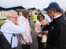 Dr Tedros, DG de l'OMS, Dr Peter Graaff, Représentant spécial du DG pour Ebola, Dr Matshidiso Moeti, Directrice régionale pour l'Afrique et Dr Deo Nshimirimana, Représentant ad intérim en RDC se saluant par les coudes à l'aéroport de Goma, chef-lieu du Nord Kivu. OMS/Junior D Kannah