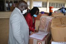 Dr. Jallah, Min. of Health receives donated supplies from WHO