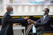 Cérémonie officielle de remise des clés du laboratoire P3 mobile entre le Ministre de la Santé, Prof. Benjamin HOUNKPATIN et le Coordonnateur résident du Système des Nations Unies, Monsieur Salvator NIYONZIMA.