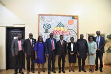 Photo de groupe du Représentant p.i de l’OMS au Bénin, Dr Jean Kouamé KONAN et du Ministre de la Santé, Prof. Benjamin HOUNKPATIN, entourés des cadres et techniciens du Cabinet du Ministère de la santé et des Conseillers du bureau pays l’OMS 