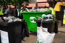 séance de ramassage des sachets plastiques par le personnel du SNU dans les rues du quartier Zongo à Cotonou