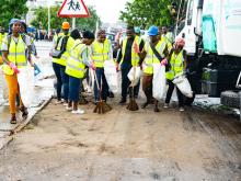 séance de ramassage des sachets plastiques par le personnel du SNU dans les rues du quartier Zongo à Cotonou