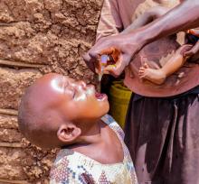 Un enfant recevant sa dose de vaccin lors de la campagne de vaccination