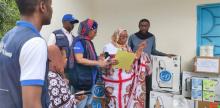 La miinistre de la Santé des Comores et l'équipe de l'OMS à la remise du matériel à la DRS d'Anjouan