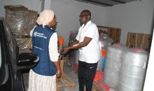 Le Représentant de l'OMS aux Comores pendant le déchargement du kit choléra