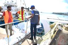 Au port de Moroni, pour l'acheminement du matériel à Anjouan
