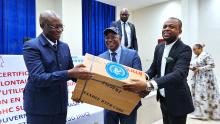 Le ministre de la Santé recevant du Représentant de l'OMS en RDC, un lot symbolique de kits médicaux et de matériel informatique alloués dans le cadre de cette initiative phare