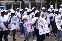 Marche des parties prenantes, incluant des jeunes filles des écoles de Kinshasa, pour soutenir la campagne d’élimination du cancer du col de l’utérus. OMS/Marlène Dimegni Bermi