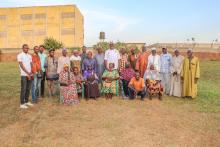 Photo de famille avec la communauté au CSU Garage dans la Direction régionale de la Santé du Haut-Sassandra