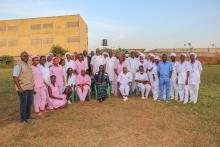 Photo de famille avec le personnel de santé du CSU Garage dans la Direction régionale de la Santé du Haut-Sassandra