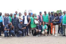 Photo de groupe réunissant les officiels de la santé publique et leurs partenaires, célébrant le lancement de la campagne de vaccination contre la mpox dans le quartier de Pakadjuma, au cœur de la zone de santé de Limete, à Kinshasa.