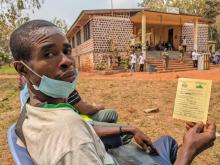 Un agent de santé ayant reçu le vaccin contre le Mpox