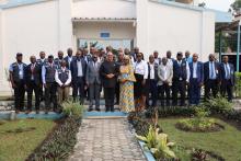 Photo de famille du personnel de l'OMS Cogo avec le Directeur Régional par intérim de l'OMS pour l'Afrique