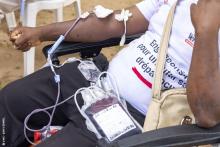 Les marcheurs donnant du sang pour sauver des vies en marge de la marche contre la drépanocytose