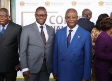 Le Représentant résident de l’OMS Congo avec le Ministre de la Santé et de la Population (gauche à droite) après la clôture de la session du conseil national de la santé. ©OMS Congo / Mohamed Diawara