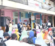 Le Secrétaire général du ministère de la Santé prenant la parole devant les écoliers du Groupe scolaire Avenir