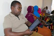 Un infirmier mobilisé dans le district de Nioumachoua pendant la formation sur la saisie des données dans la plateforme ODK