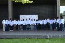 Photo de groupe de l'équipe de la retraite en chemises blanches personnalisées OMS Congo