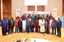 Photo de groupe des participants à l'atelier de revue après action