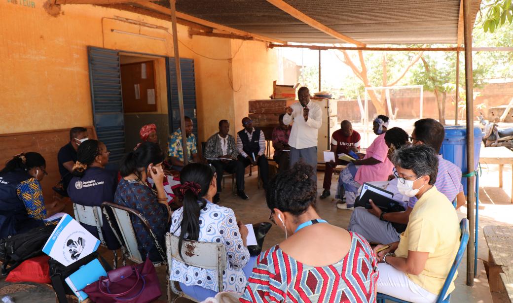 L'Equipe venue de Madagascar pour un partage d'expériences, en visite dans un Centre de Santé péri-urbain.
