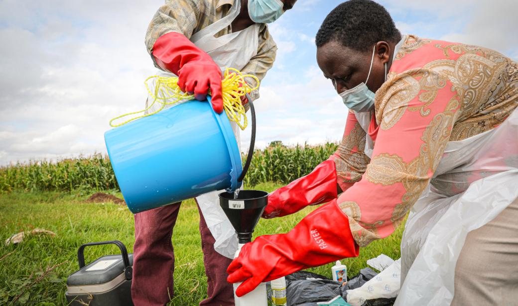 Alice Sihungwe qui fait partie des collecteurs d’échantillons, a contrôlé les eaux usées chaque semaine depuis que l’épidémie a été déclarée au Malawi. Alice Sihungwe is one of the sample collectors who has monitored wastewater every week since the outbreak was declared in Malawi.